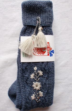 chaussette-autrichienne-enfant-bleu-pompon-clair-detail