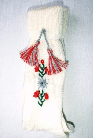 calcetín austriaco-crema-pompón-rojo