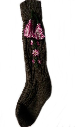chaussette-autrichienne-enfant-marron-pompon-rose-detail