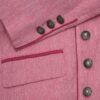 Veste rose à chevrons avec boutons décoratifs.