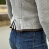 Pull gris et jean de femme, vue arrière