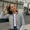 Femme réfléchie assise sur un banc urbain