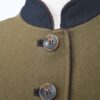 Gros plan sur un manteau vert avec boutons