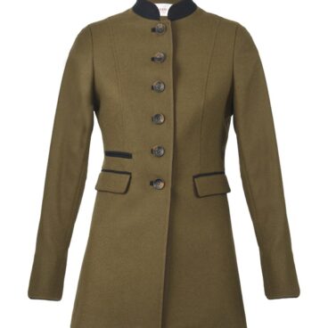 Manteau long vert olive, boutonné, col contrasté.