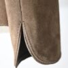 Détail couture sur manteau en daim marron