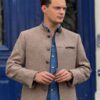 Homme jeune en veste marron et chemise bleue