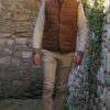 Homme marchant dans une ruelle pavée