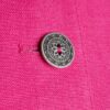 Bouton argenté sur tissu rose texturé