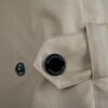 Gros plan bouton noir Steibock sur veste beige
