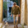 Homme promenant un chien dans une ruelle étroite