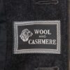 Étiquette 'Wool and Cashmere' sur tissu anthracite
